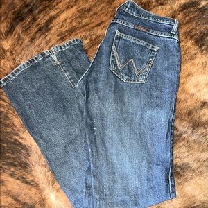 dark wash women’s wrangler cowgirl cut jeans